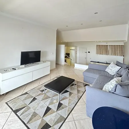 Апартаменти Stunning 2 Bedroom Penthouse With Sea View K213