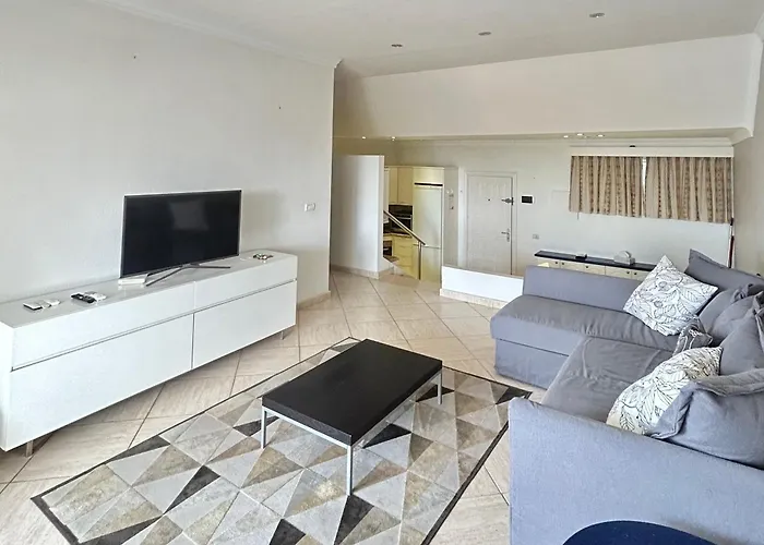 Апартаменти Stunning 2 Bedroom Penthouse With Sea View K213